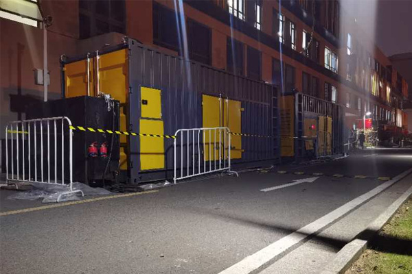 怀宁柴油发电机组的输出电压是如何调节的？